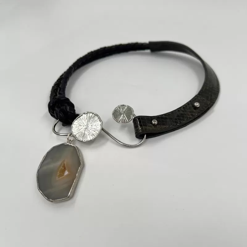 Venüs Due Gümüş Haki Örgü Derili Kolye